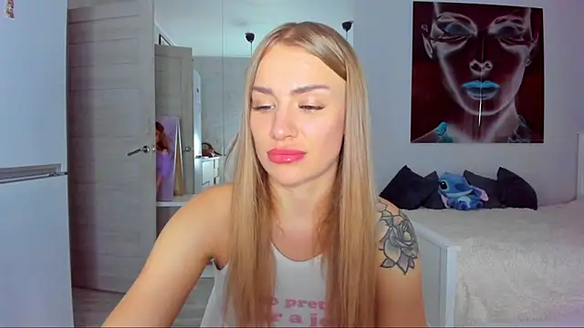 Snapshot of MashaFromRussia__ chatting on 10.13.25 MashaFromRussia online show from 10.13.25