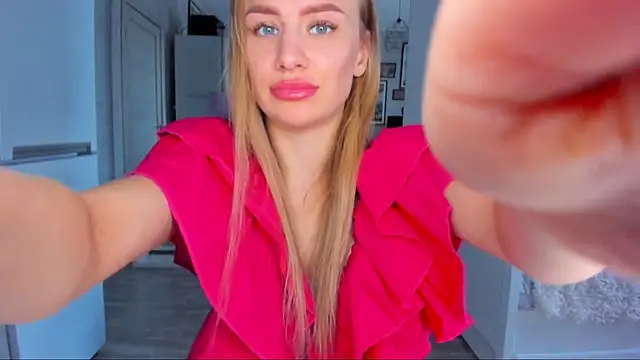 Snapshot of MashaFromRussia__ chatting on 10.19.25 MashaFromRussia online show from 10.19.25