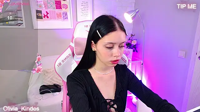 Snapshot of Olivia_Kindes chatting on 09.17.25 Olivia Kindes online show from 09.17.25