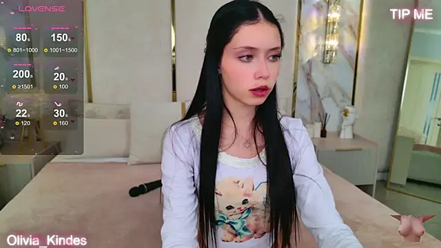 Snapshot of Olivia_Kindes chatting on 10.12.25 Olivia Kindes online show from 10.12.25