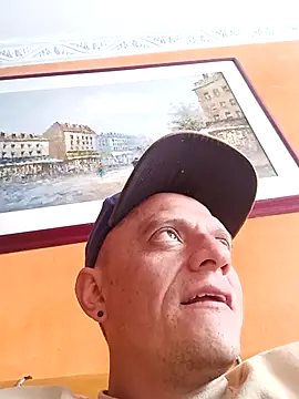 Snapshot of leon8013A chatting on 11.06.25 leon8013A online show from 11.06.25