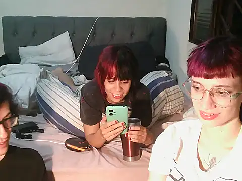 Snapshot of IkyVic chatting on 04.17.26 IkyVic online show from 04.17.26