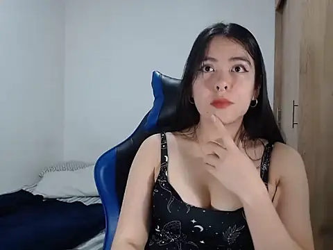 Snapshot of EloiseJun chatting on 10.02.25 EloiseJun online show from 10.02.25