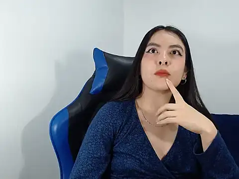 Snapshot of EloiseJun chatting on 10.11.25 EloiseJun online show from 10.11.25