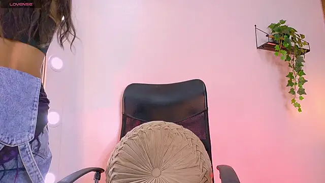 TiffValentinee  online show from 10.31.25