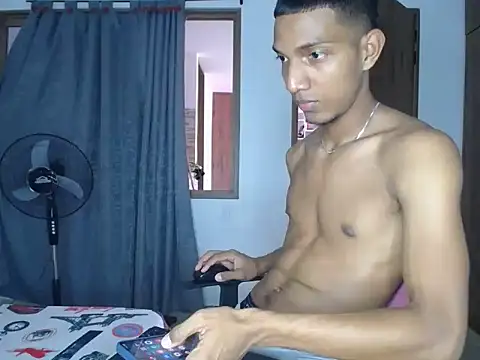 Snapshot of miguelmarcus chatting on 09.15.25 miguelmarcus online show from 09.15.25