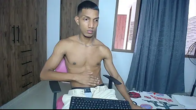 Snapshot of miguelmarcus chatting on 10.03.25 miguelmarcus online show from 10.03.25