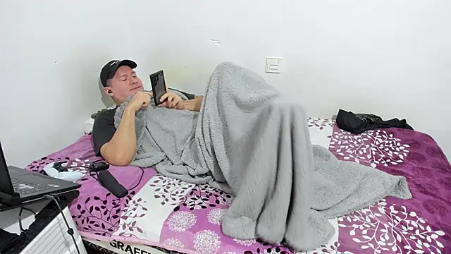 Snapshot of fuckynations chatting on 12.30.24 fuckynations online show from 12.30.24