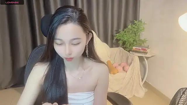 Snapshot of Yin-LL chatting on 10.30.25 Yin-LL online show from 10.30.25