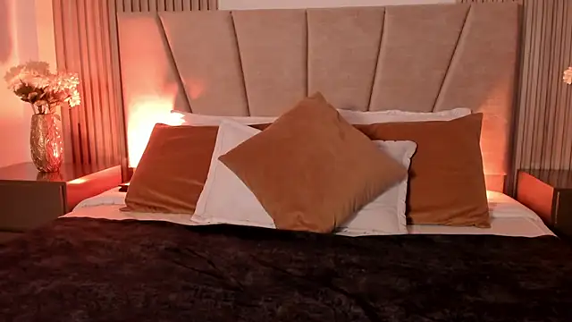 Snapshot of Victoria_Beaumont chatting on 10.18.25 Victoria Beaumont online show from 10.18.25