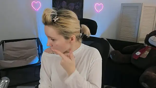 Snapshot of AuroraWrenfield chatting on 02.04.26 AuroraWrenfield online show from 02.04.26