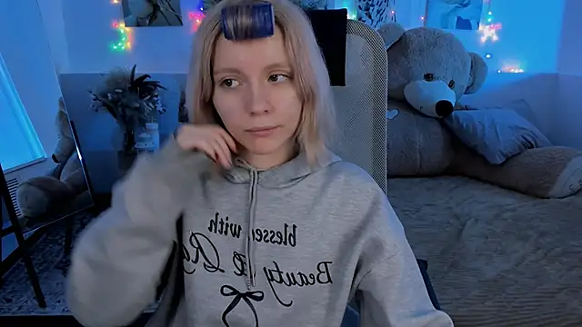 Snapshot of AuroraWrenfield chatting on 02.17.26 AuroraWrenfield online show from 02.17.26