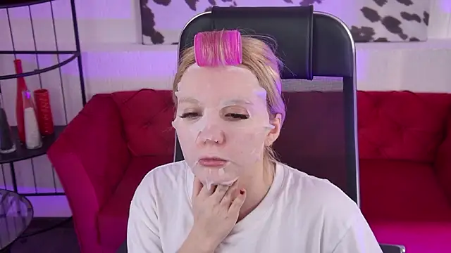 Snapshot of AuroraWrenfield chatting on 02.25.26 AuroraWrenfield online show from 02.25.26