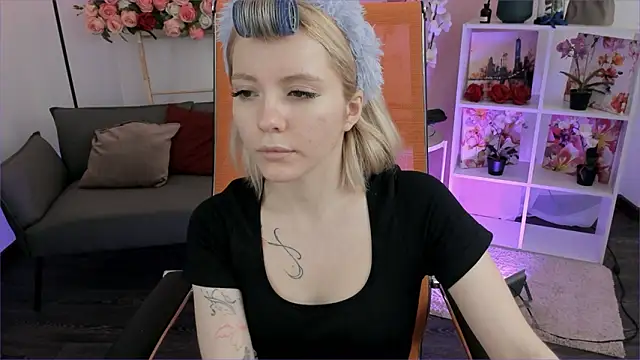 Snapshot of AuroraWrenfield chatting on 03.05.26 AuroraWrenfield online show from 03.05.26