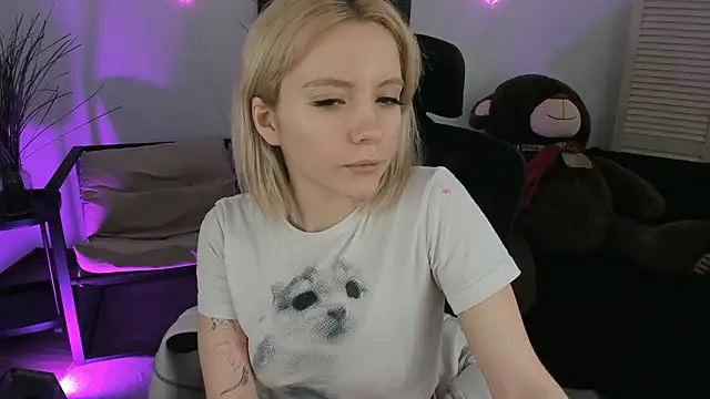 Snapshot of AuroraWrenfield chatting on 03.06.26 AuroraWrenfield online show from 03.06.26