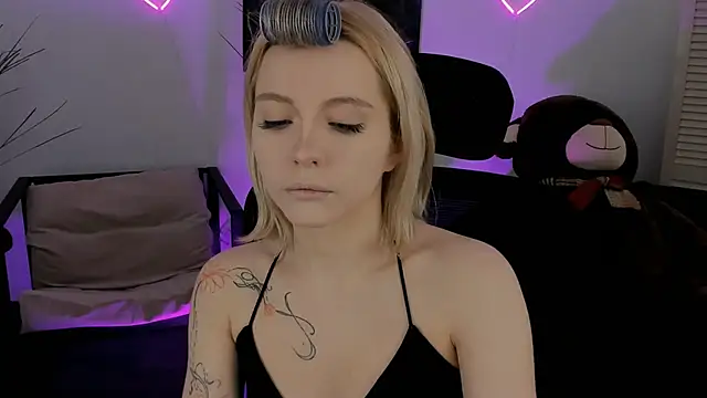 Snapshot of AuroraWrenfield chatting on 03.11.26 AuroraWrenfield online show from 03.11.26