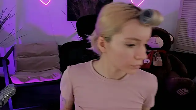 Snapshot of AuroraWrenfield chatting on 03.16.26 AuroraWrenfield online show from 03.16.26