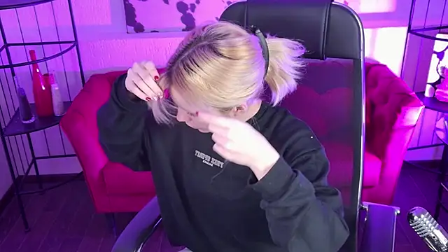 Snapshot of AuroraWrenfield chatting on 03.17.26 AuroraWrenfield online show from 03.17.26