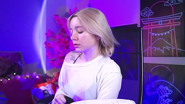 Snapshot of AuroraWrenfield chatting on 03.24.26 AuroraWrenfield online show from 03.24.26