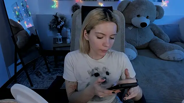 Snapshot of AuroraWrenfield chatting on 03.31.26 AuroraWrenfield online show from 03.31.26