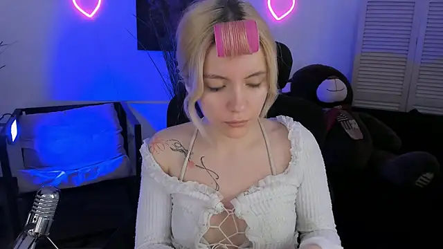 Snapshot of AuroraWrenfield chatting on 04.02.26 AuroraWrenfield online show from 04.02.26