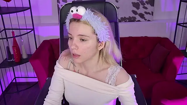 Snapshot of AuroraWrenfield chatting on 04.06.26 AuroraWrenfield online show from 04.06.26