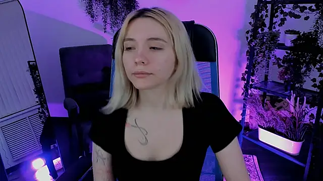 Snapshot of AuroraWrenfield chatting on 04.07.26 AuroraWrenfield online show from 04.07.26