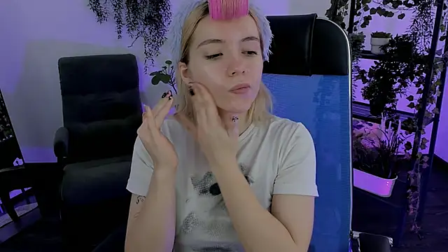 Snapshot of AuroraWrenfield chatting on 04.08.26 AuroraWrenfield online show from 04.08.26