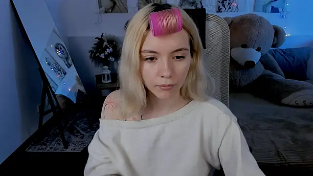 Snapshot of AuroraWrenfield chatting on 04.10.26 AuroraWrenfield online show from 04.10.26