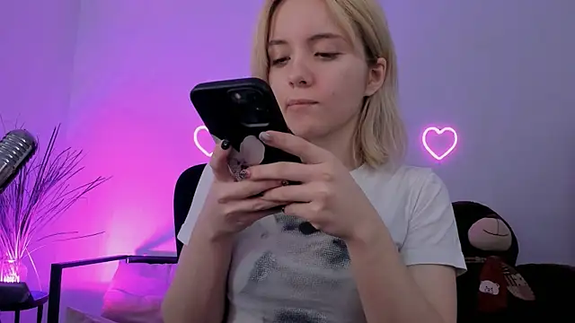 Snapshot of AuroraWrenfield chatting on 04.13.26 AuroraWrenfield online show from 04.13.26