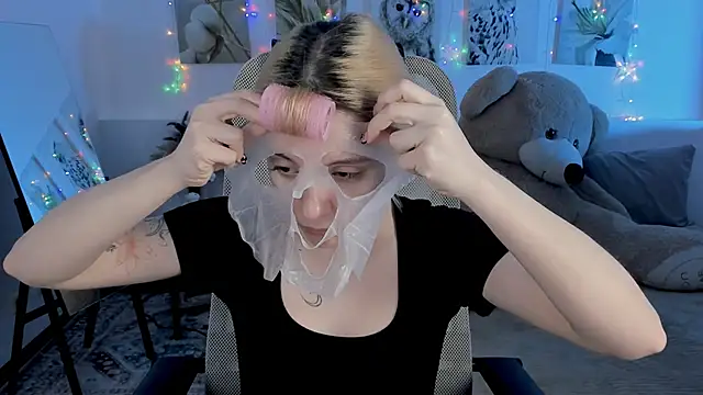 Snapshot of AuroraWrenfield chatting on 04.14.26 AuroraWrenfield online show from 04.14.26