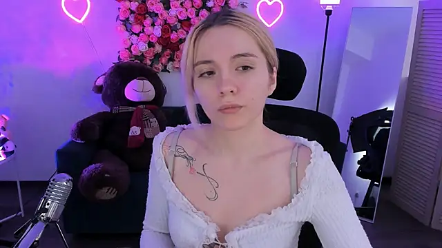 Snapshot of AuroraWrenfield chatting on 04.15.26 AuroraWrenfield online show from 04.15.26