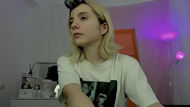 Snapshot of AuroraWrenfield chatting on 04.16.26 AuroraWrenfield online show from 04.16.26