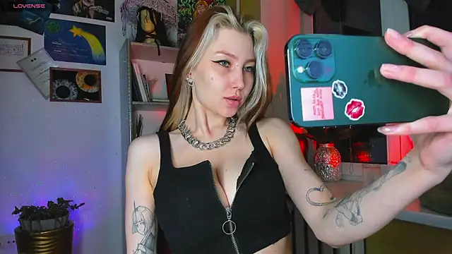 Snapshot of Nicole_matt chatting on 05.17.26 Nicole matt online show from 05.17.26