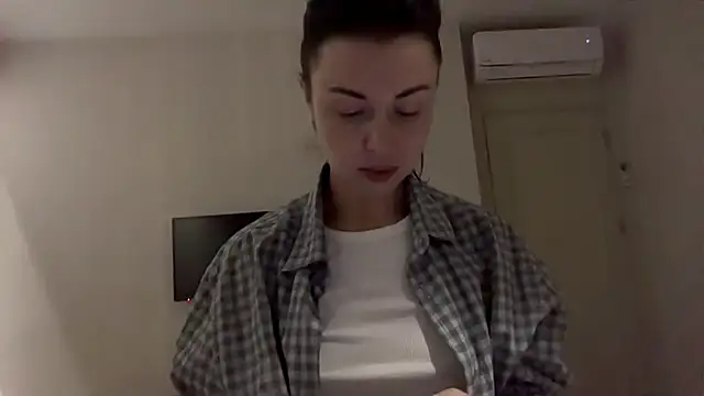 Snapshot of Gilin1 chatting on 10.09.25 Gilin1 online show from 10.09.25