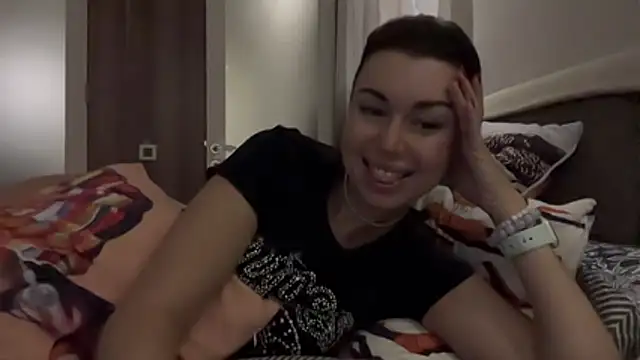 Snapshot of Gilin1 chatting on 10.20.25 Gilin1 online show from 10.20.25