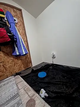 Snapshot of uratre chatting on 12.21.25 uratre online show from 12.21.25