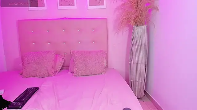 ANNIE DOLCE  online show from 02.04.26