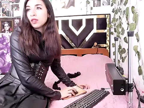 lucywhite13 online show from 11.07.25