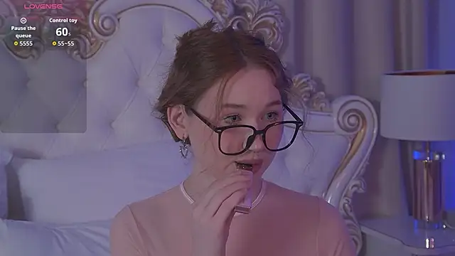 Snapshot of NancySmitts chatting on 09.26.25 NancySmitts online show from 09.26.25