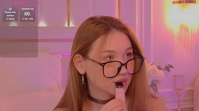 Snapshot of NancySmitts chatting on 10.25.25 NancySmitts online show from 10.25.25