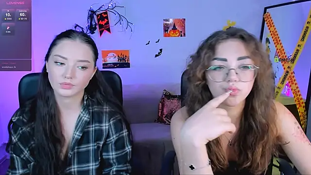 Snapshot of miki-niki chatting on 10.27.25 miki-niki online show from 10.27.25