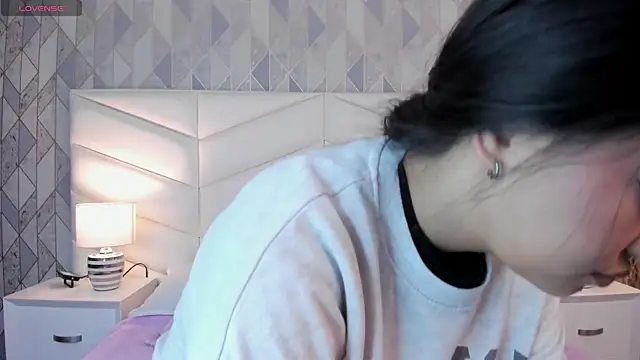 Snapshot of victoria___jonnes chatting on 09.17.25 victoria jonnes online show from 09.17.25