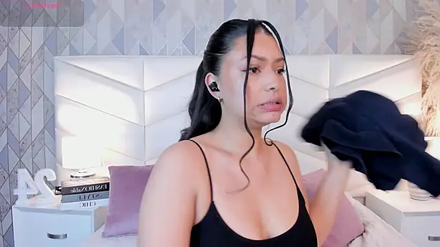 Snapshot of victoria___jonnes chatting on 09.26.25 victoria jonnes online show from 09.26.25