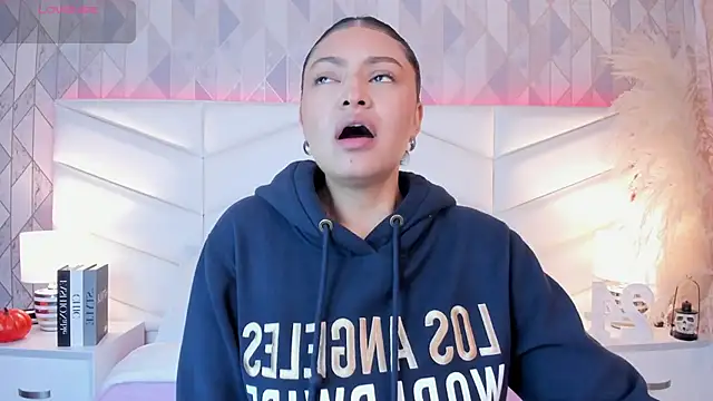 Snapshot of victoria___jonnes chatting on 10.09.25 victoria jonnes online show from 10.09.25