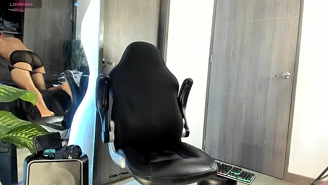 Snapshot of Dimitri_Bass chatting on 06.02.26 Dimitri Bass online show from 06.02.26