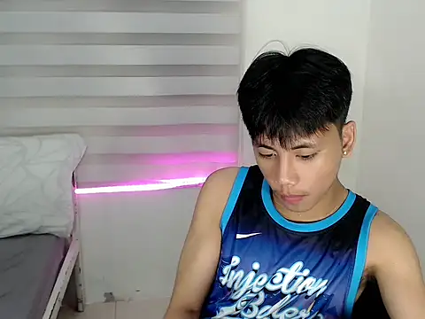 Snapshot of ynotyu chatting on 10.04.25 ynotyu online show from 10.04.25