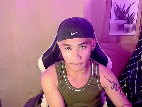 Snapshot of asianhardcock25 chatting on 09.18.25 asianhardcock25 online show from 09.18.25