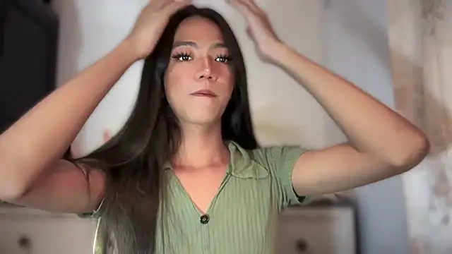 Snapshot of slimladyxoxo chatting on 12.22.25 slimladyxoxo online show from 12.22.25