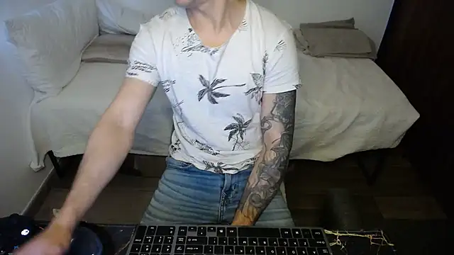 Snapshot of bossking017 chatting on 02.18.26 bossking017 online show from 02.18.26